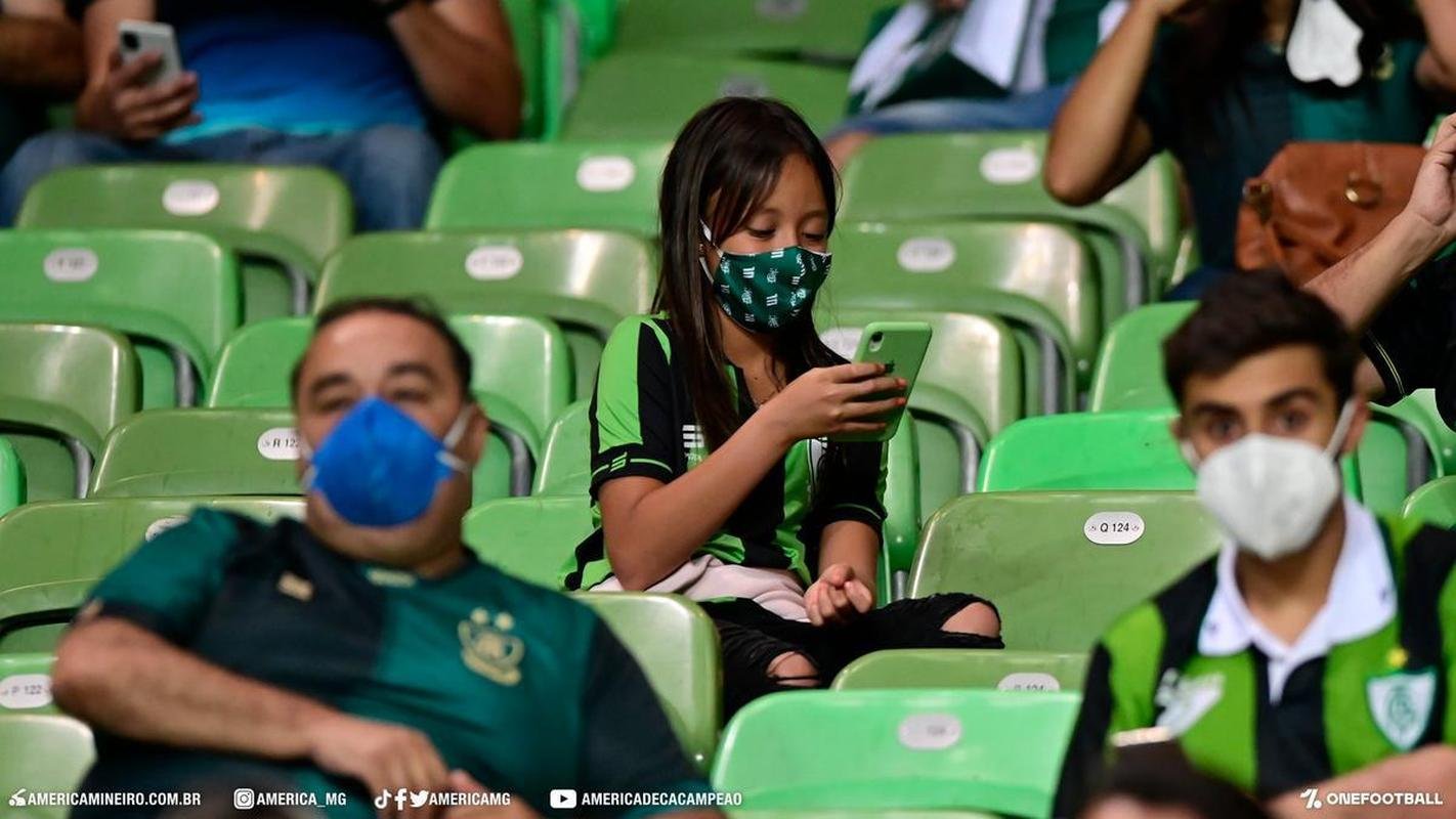 Aps quase um ano e sete meses afastada do Independncia pela pandemia de COVID-19, a torcida do Amrica retornou ao Horto para apoiar a equipe no duelo contra o Palmeiras, vlido pela 24 rodada da Srie A do Campeonato Brasileiro.