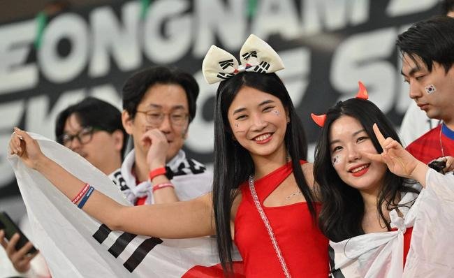 Torcedores de Coreia do Sul e Portugal no jogo vlido pela ltima rodada do Grupo H da Copa do Mundo 