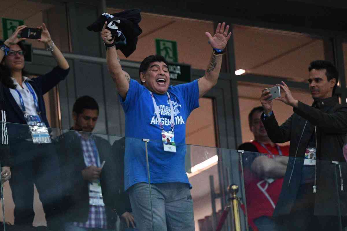 Diego Maradona torce para a Argentina em duelo contra a Crocia, vlido pela 2 rodada do Grupo D do Mundial, em Nizhny Novgorod, na Rssia