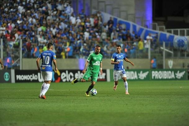 Com gols de Thiago Neves, Arrascaeta e Ded, Cruzeiro goleou a Chapecoense por 3 a 0