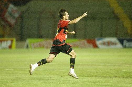 2006 - Retorno à elite após cinco anos
Após cinco anos fora da Série A (o maior período da história do clube), batendo na trave em 2002 e 2003, o Sport finalmente voltou a fazer jus a sua história garantindo o acesso com relativa tranquilidade. Em uma campanha sólida, que iniciou com Dorival Júnior no comando da equipe e acabou com o experiente Givanildo Oliveira, o Leão sacramentou matematicamente o retorno à elite com uma vitória tranquila diante do Brasiliense, na Ilha do Retiro, com duas rodadas de antecedência.
Durante a campanha, o Sport viu surgir também alguns ídolos, como os meias Geraldo e Fumagalli e principalmente o zagueiro Durval e o goleiro Magrão, que assegurou a titularidade apenas na 15ª rodada. No final, o Leão acabou com o vice-campeonato, sete pontos a menos que o Atlético-MG.
Sport
Magrão; Marcos Tamandaré; Durval, Kleber e Bruno; Everton, Ticão, Fumagalli e Wellington; Adriano Magrão e Marco Antônio. Técnico: Givanildo Oliveira.