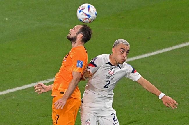 Lances do jogo entre Holanda e Estados Unidos pelas oitavas de final da Copa do Mundo.