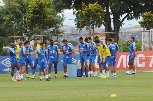 Adilson Batista em ao em seu primeiro treino  frente do Cruzeiro