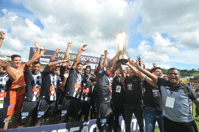 Festa do Athletic ao receber trofu de campeo mineiro do interior