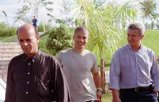 12/09/2002 O jogador de futebol do Cruzeiro, Alex (c), novo contratado, durante apresentação na Toca da Raposa II, em Belo Horizonte. Ele chega acompanhado de Eduardo Maluf (direita)