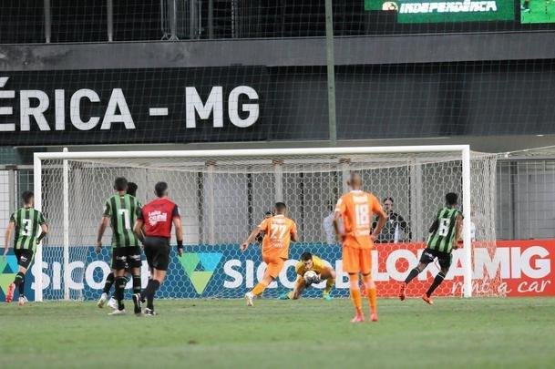 Com gols de Felipe Augusto e Al, Amrica venceu Coimbra por 2 a 0, nesta segunda-feira, no Independncia, pela sexta rodada do Campeonato Mineiro