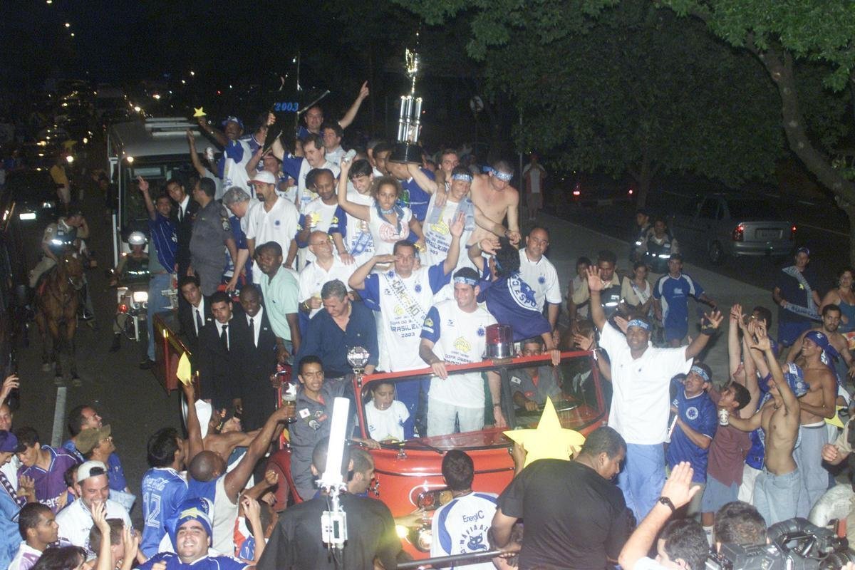 A festa do titulo brasileiro de 2003 no terminou no Mineiro aps a vitria do Cruzeiro por 2 a 1 sobre o Paysandu. O elenco cruzeirense saiu do estdio em carro aberto do Corpo de Bombeiros e foi 'abraado' pela torcida celeste nas ruas de Belo Horizonte. As comemoraes se estenderam at a madrugada nos bares da capital mineira.