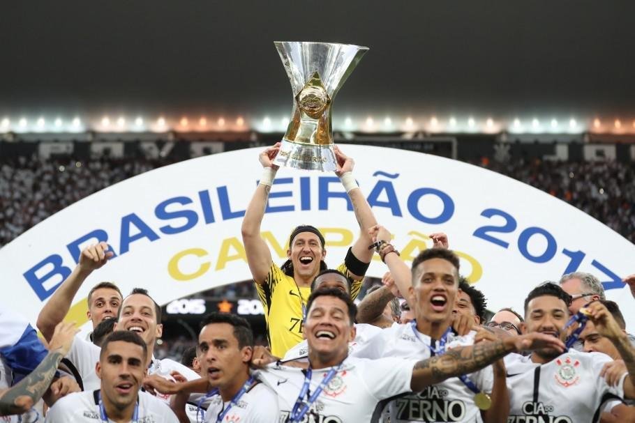 2017 - Corinthians era o líder, com 50 pontos, sete a mais que o Grêmio. Time paulista foi campeão, com 72 pontos.
