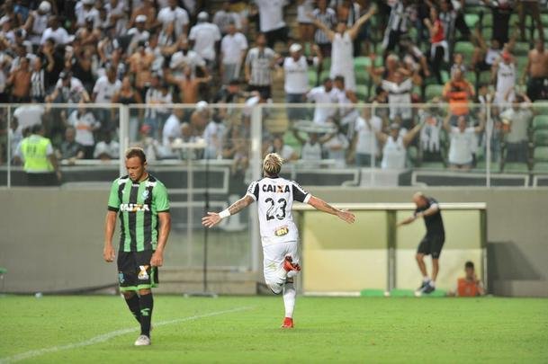 Depois de lances polmicos, Atltico confirmou vitria com gols de Rger Guedes e Ricardo Oliveira