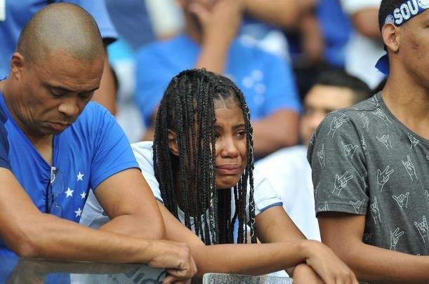 Torcedores choram no Mineiro com derrota e rebaixamento do Cruzeiro