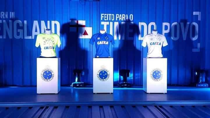 Imagens do lançamento do novo uniforme do Cruzeiro. Evento foi realizado na noite desta quinta-feira (12/05), na esplanada do Mineirão
