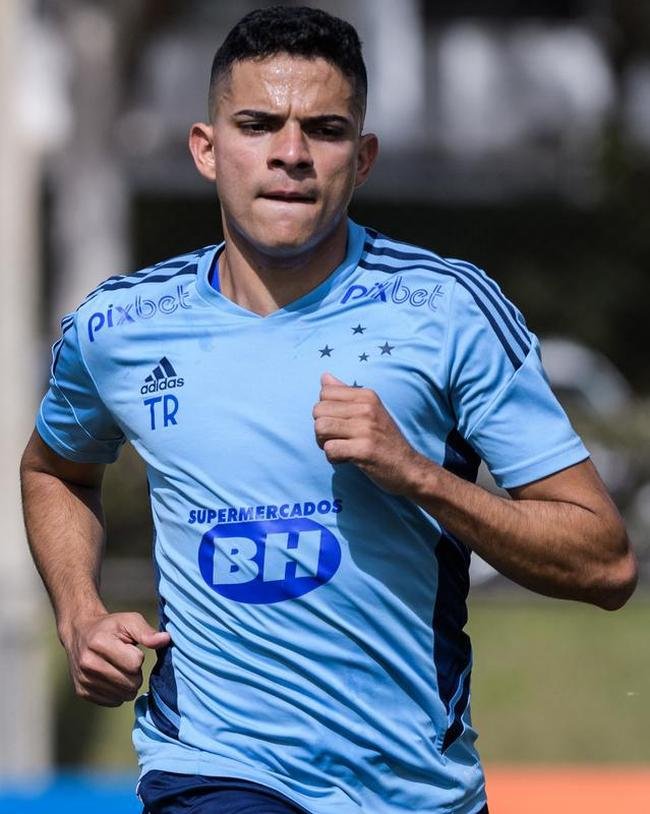 Fotos do treino do Cruzeiro neste domingo, na Toca da Raposa II. As novidades foram as presenas do atacante Rafa Silva, recuperado de incmodo no p direito, e dos recm-contratados Luis Felipe (zagueiro, ex-PSV da Holanda) e Bruno Rodrigues (atacante, ex-Famalico de Portugal)