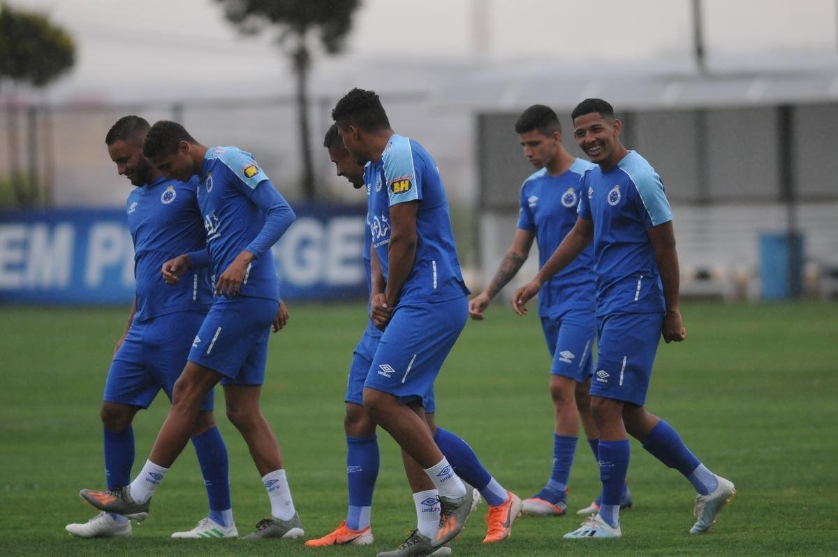 Sob forte chuva, Cruzeiro iniciou preparao para duelo com o Botafogo, marcado para as 21h30 desta quinta-feira