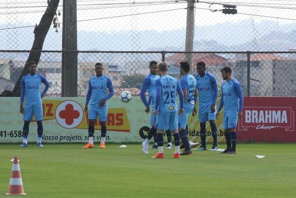 Presidente do Cruzeiro, Wagner Pires de S, acompanhou treino deste sbado, na Toca da Raposa II. Mais uma vez, Arrascaeta treinou normalmente e est cotado para iniciar como titular diante do Atltico-PR, na segunda-feira, no Mineiro, pelas oitavas de final da Copa do Brasil