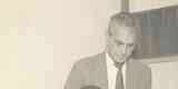 Procpio teve duas passagens pelo Atltico como jogador: de 1962 a 1963 e ainda em 1966. Nessa foto, de  28/04/1962, ele assina contrato ao lado do presidente Edgard Neves.