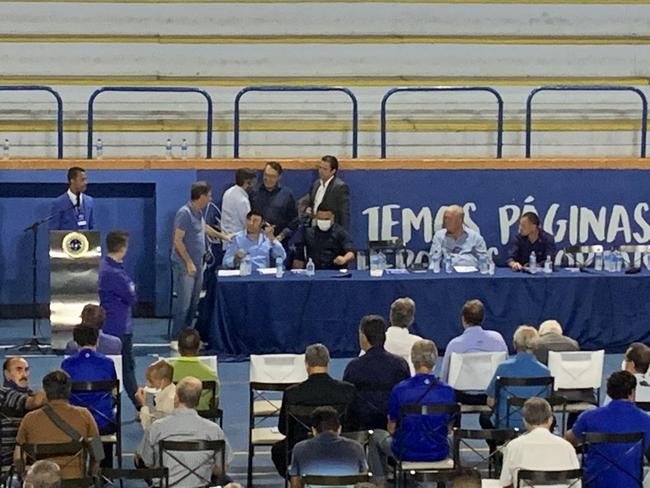 Ronaldo compareceu  votao da venda da SAF do Cruzeiro no Barro Preto e foi muito assediado por conselheiros do clube