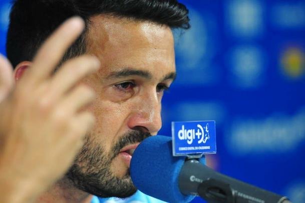 Lateral-direito Edilson se emocionou ao comentar situao vivida na Venezuela