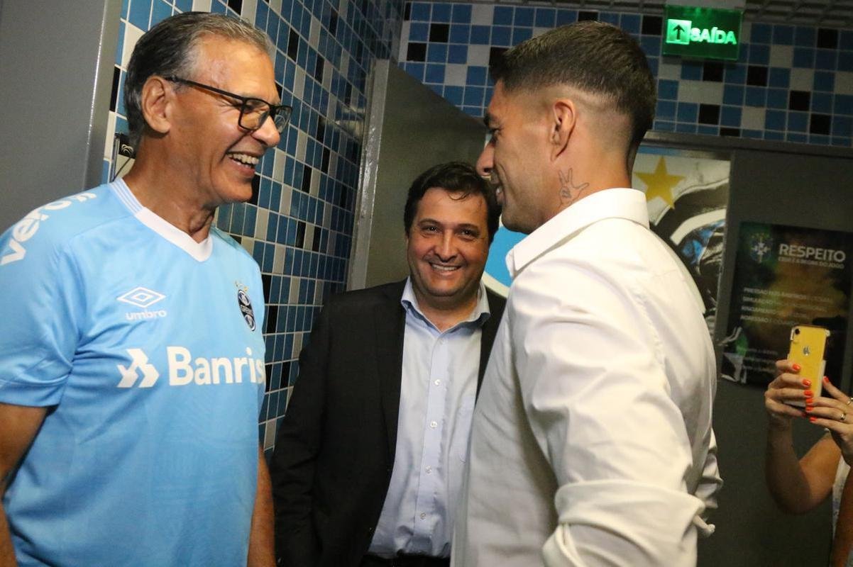 Luis Surez foi apresentado na Arena Grmio nesta quarta-feira (4/1)