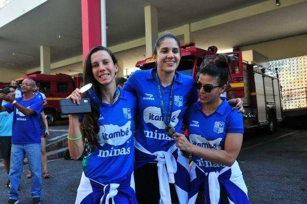 Jogadoras do Minas desfilam em carro do Corpo de Bombeiros pelas ruas de Belo Horizonte e festejam com a torcida a conquista do tricampeonato da Superliga Feminina de Vôlei. Time derrotou Praia Clube por 2 a 0 na série melhor de três da final