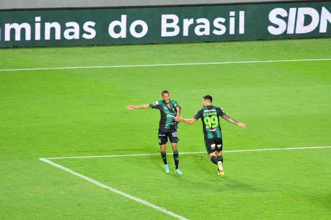 Ademir marcou dois gols na etapa final e colocou o Amrica em vatagem: 2 a 0