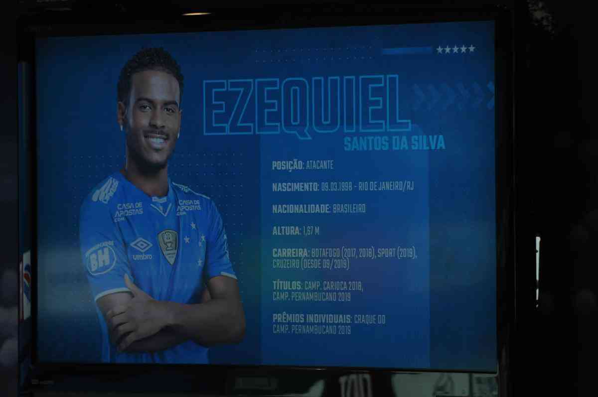 Fotos da apresentao do atacante Ezequiel no Cruzeiro