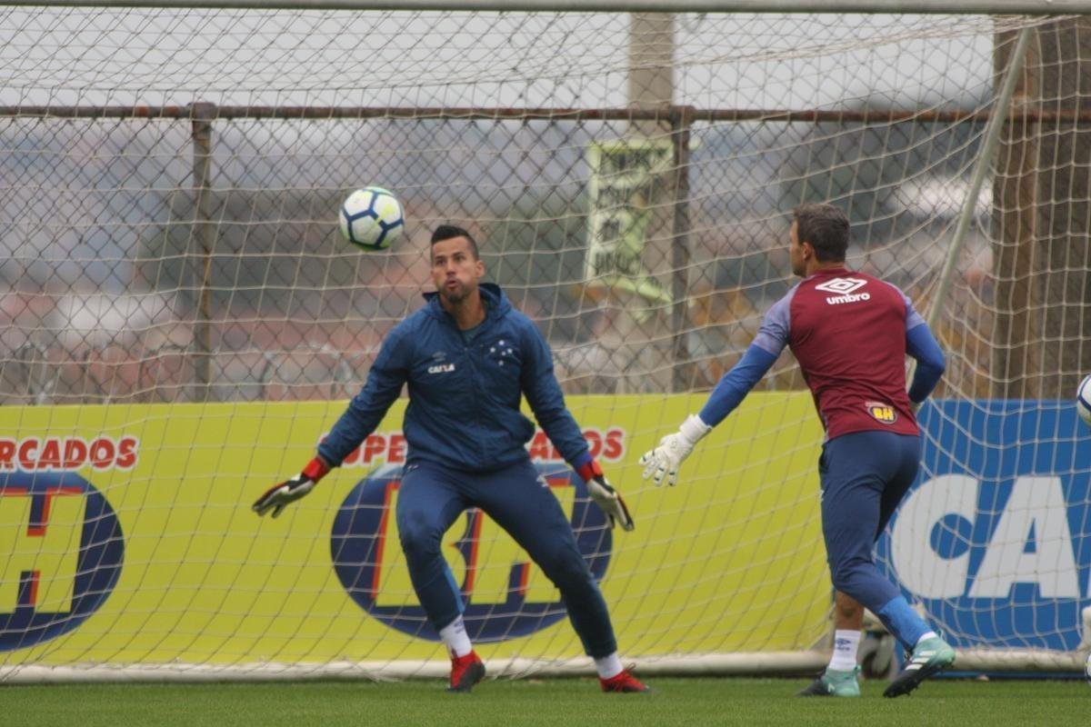 Goleiro Fbio vai a campo sob superviso de preparador Robertinho
