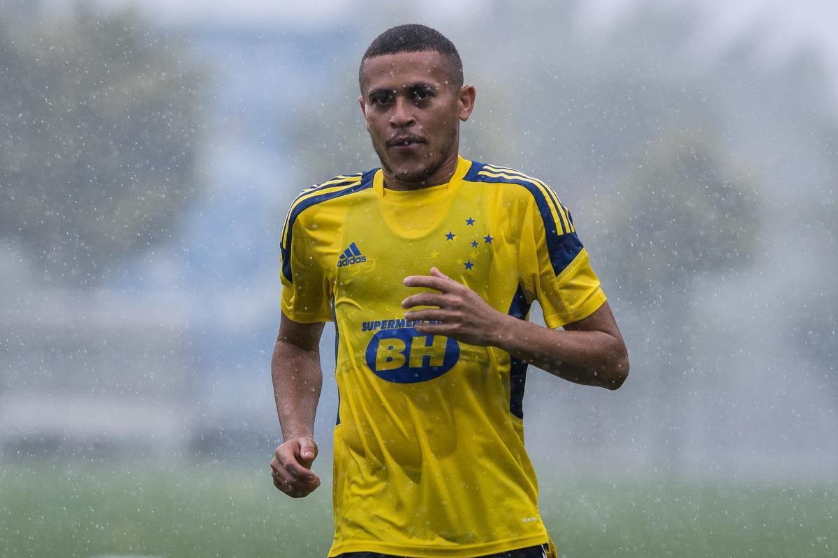 Joo Paulo, meio-campista, 31 anos