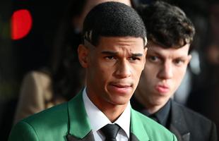 Personalidades do esporte no tapete vermelho do prmio Bola de Ouro, da France Football, no Theatre du Chatelet, em Paris. Na foto, o influenciador Luva de Pedreiro