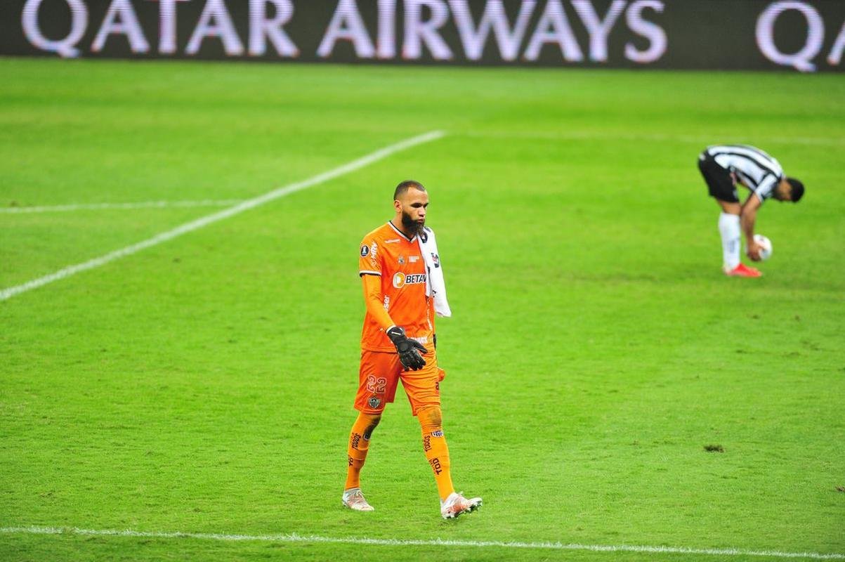 Goleiro Everson, do Atltico, foi heri na deciso por pnaltis contra o Boca Juniors ao defender duas cobranas e ao marcar o gol da classificao: 3 a 1 nas batidas alternadas aps 0 a 0 no tempo normal, no Mineiro.