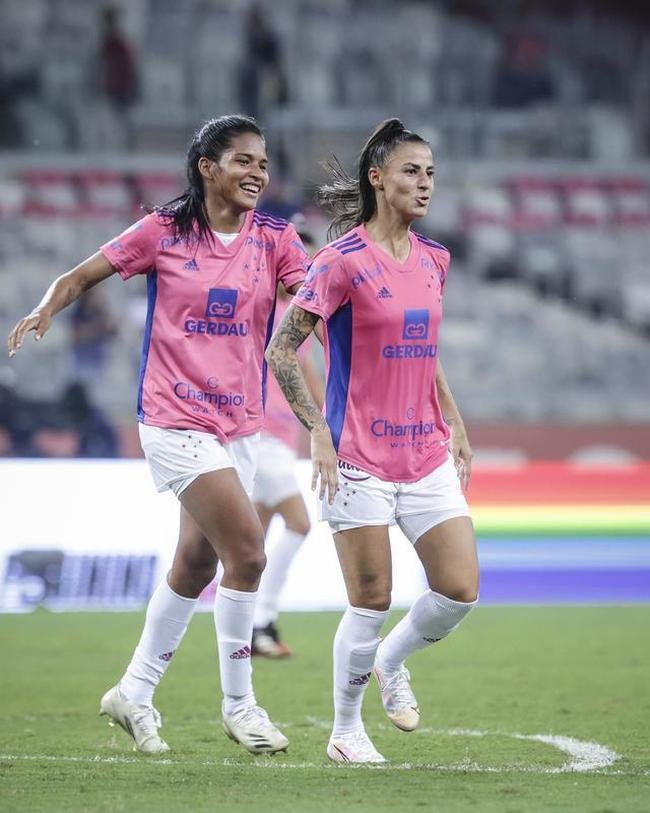 Em preliminar de Cruzeiro x Ituano pela Srie B, o time feminino da Raposa, conhecido como Cabulosas, goleou o Araguari por 8 a 0 pela terceira rodada do Campeonato Mineiro Feminino. Equipe cruzeirense estreou o uniforme rosa, confeccionado pela Adidas em homenagem  campanha Outubro Rosa, de conscientizao contra o cncer de mama