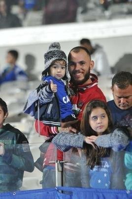 Torcida do Cruzeiro encarou frio e crise de abastecimento para apoiar o time contra o Palmeiras, no Mineiro