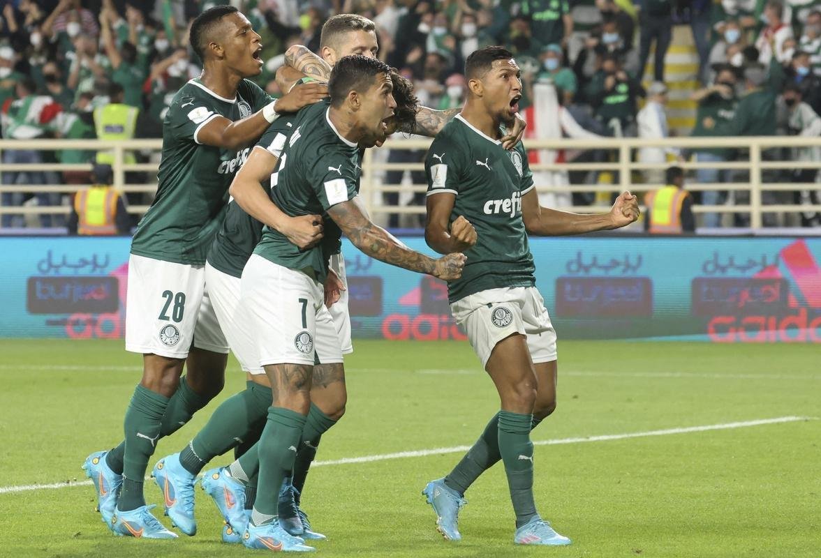 O Palmeiras derrotou, nesta tera-feira (8), o Al Ahly, do Egito, por 2 a 1, no Estdio Al Nahyan, e garantiu vaga na do Mundial de Clubes. Em Abu Dhabi, nos Emirados rabes, Raphael Veiga e Dudu deram show, cada um com um gol e uma assistncia.