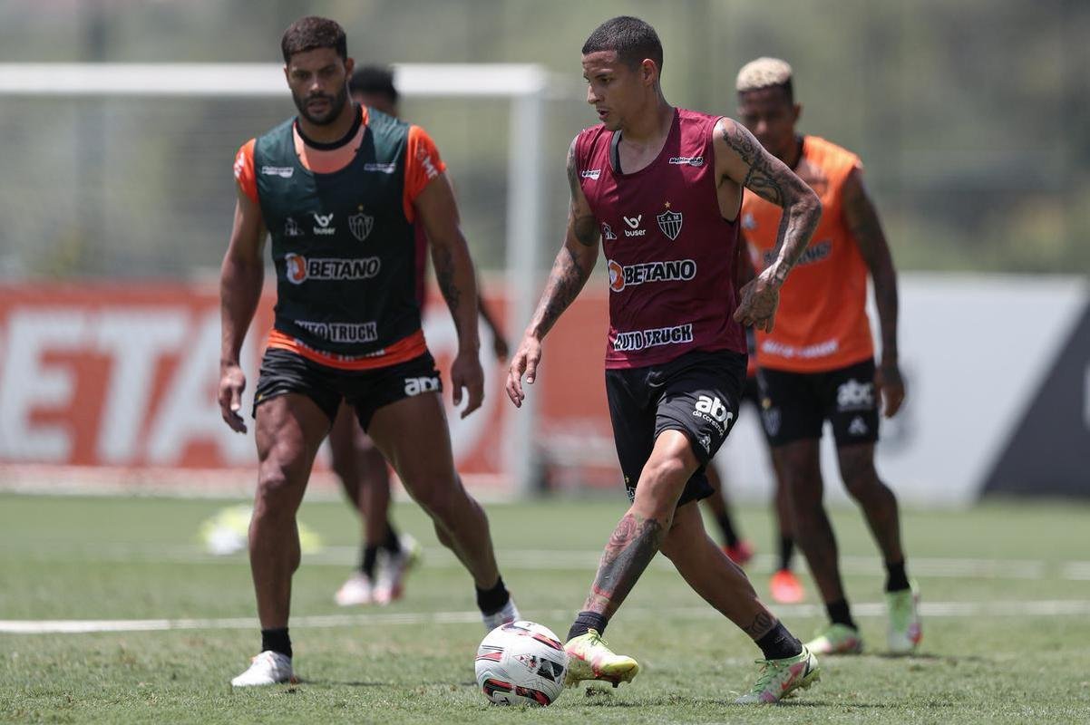 Com seriedade, mas tambm descontrao, o Atltico treinou sob sol forte na manh desta sexta-feira (21), na Cidade do Galo, em Vespasiano. Este foi o quinto dia de pr-temporada para o clube mineiro em 2022, sob o comando do tcnico argentino Antonio 'El Turco' Mohamed. Novas baixas, o volante Allan e o atacante Keno testaram positivo para COVID-19 e no participaram das atividades (ambos cumprem perodo de sete dias de isolamento social).