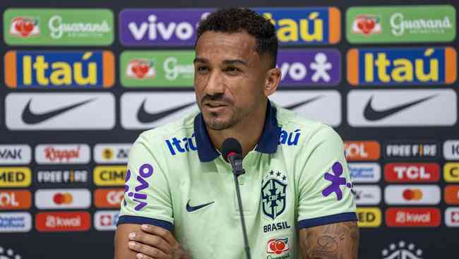 Danilo concedeu entrevista coletiva durante a concentração da seleção brasileira