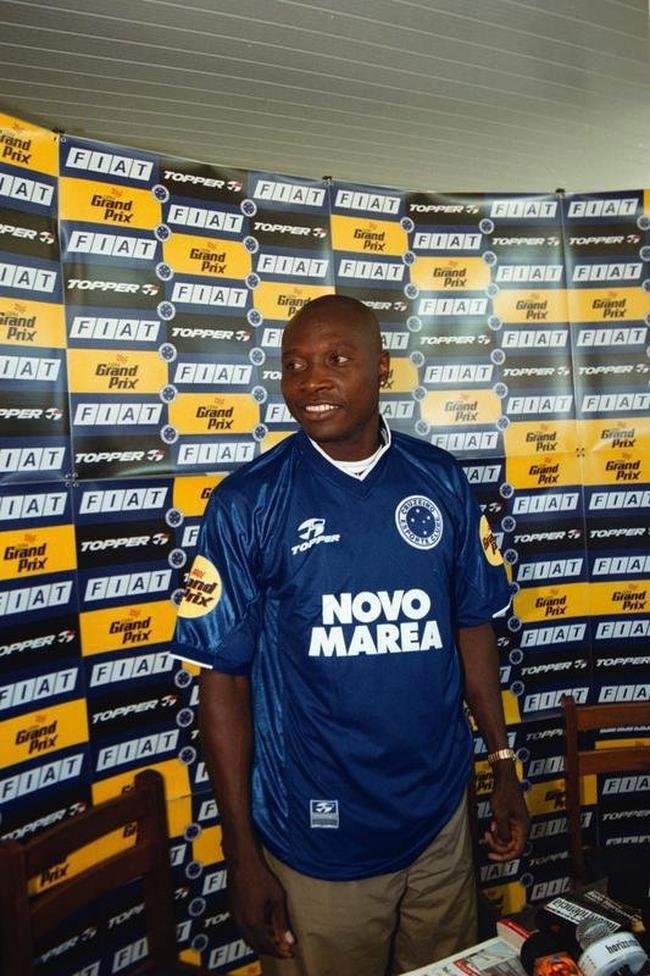 Fotos da apresenta��o do meia colombiano Freddy Rinc�n no Cruzeiro, em 6 de julho de 2001, na Toca da Raposa I. Ex-jogador morreu aos 55 anos nesta quarta-feira (13/4/2022), em Cali, em consequ�ncia de um acidente de carro.