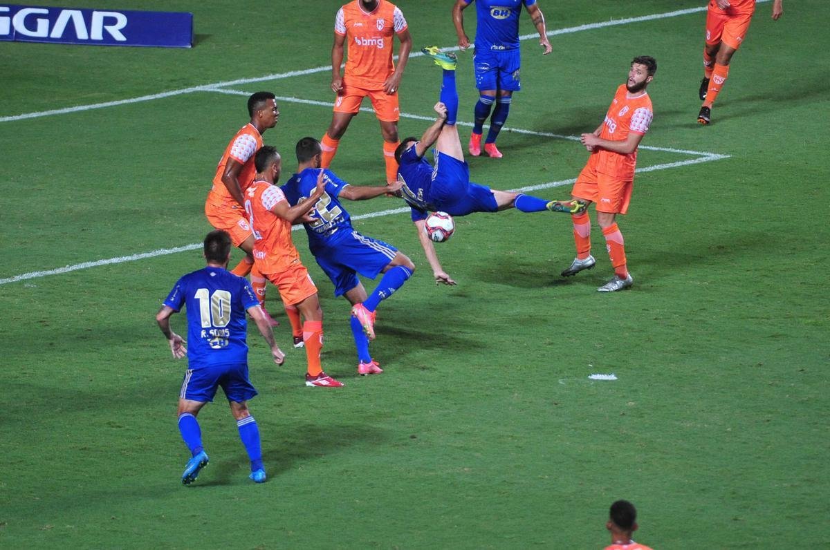 Fotos de Coimbra x Cruzeiro, no Independncia, pela 8 rodada do Mineiro. William Pottker e Felipe Augusto fizeram os gols da vitria celeste por 2 a 0.