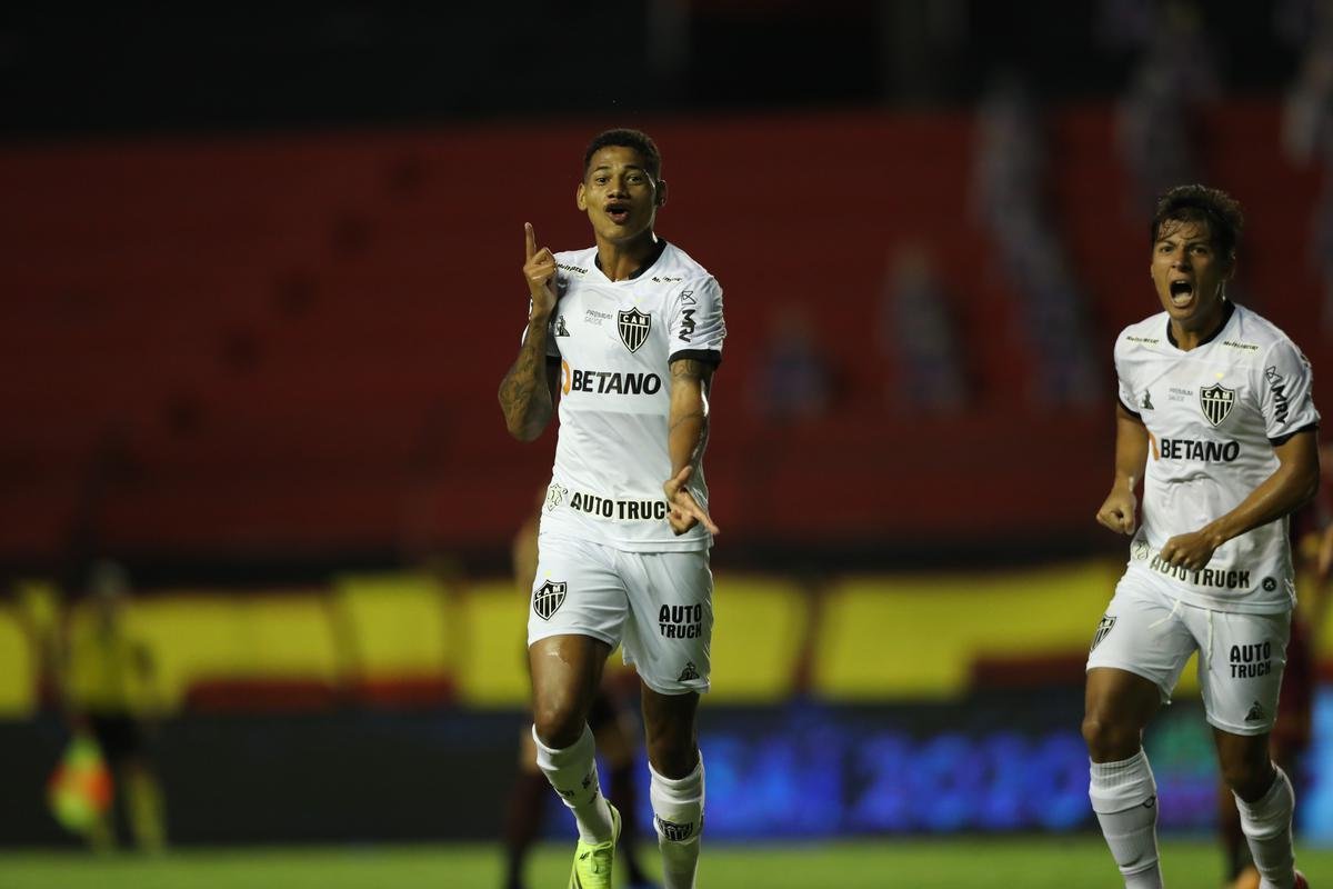 Em duelo pela 37 rodada do Brasileiro, o Atltico vence o Sport, na Ilha do Retiro, por 3 a 2