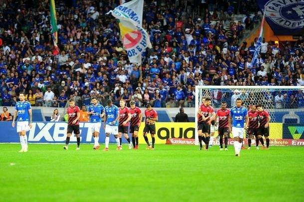 Lances do primeiro tempo de Cruzeiro x Athletico-PR, no Mineiro, pela 12 rodada do Brasileiro; time paranaense saiu na frente na etapa inicial com gol de pnalti do lateral Jonathan