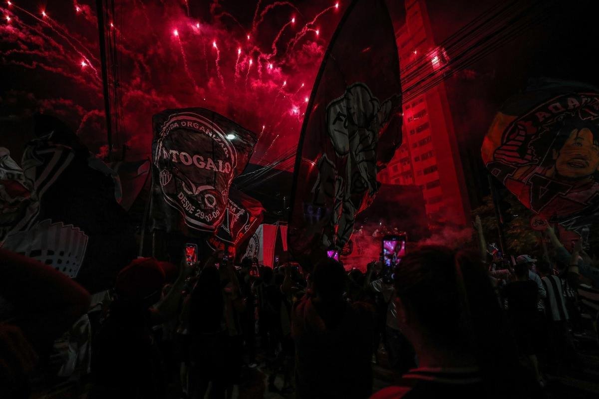 Torcedores do Atltico fizeram viglia em comemorao ao aniversrio de 114 anos do clube, na madrugada desta sexta-feira, na porta da sede de Lourdes