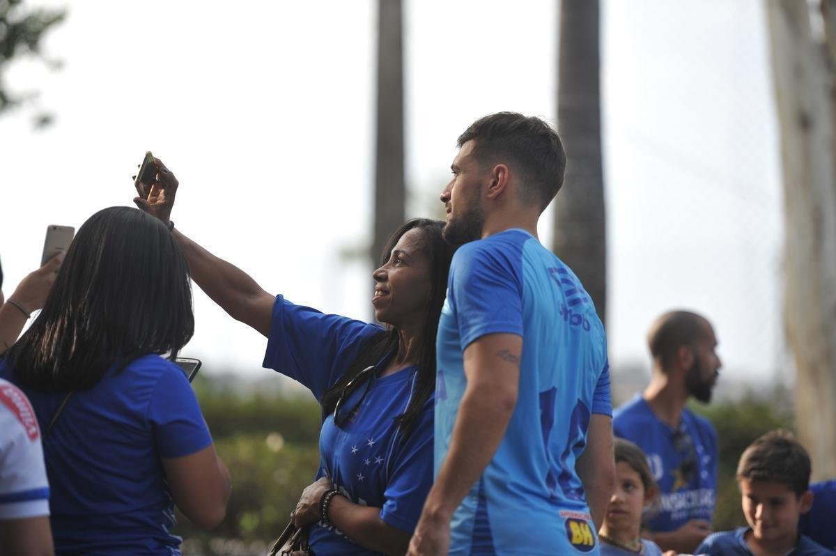 Meia uruguaio De Arrascaeta treinou e est nos planos de Mano para jogo contra o Palmeiras