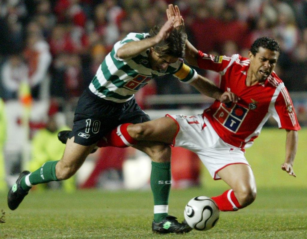 Revelado pelo Cruzeiro, Geovanni tambm passou por
Amrica, Barcelona, da Espanha, Benfica, de Portugal, Manchester City e Hull City, ambos da Inglaterra, SJ Earthquakes, dos Estados Unidos, Vitria e Bragantino