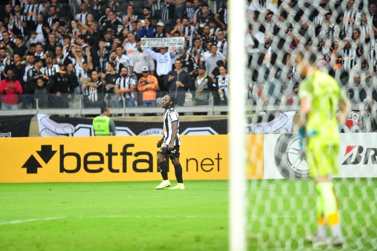 No segundo tempo, Char recebeu bola de Cazares e marcou o segundo do Atltico: 2 a 0