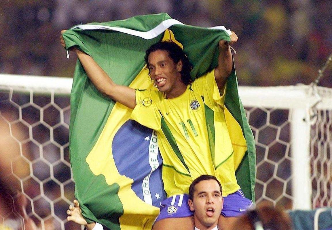 Ronaldinho Gacho  carregado nos ombros aps o ttulo mundial da Seleo Brasileira em 2002 (Coria do Sul e Japo). O craque tambm jogou a Copa de 2006 (Alemanha), seis anos antes de ser contratado pelo Atltico.