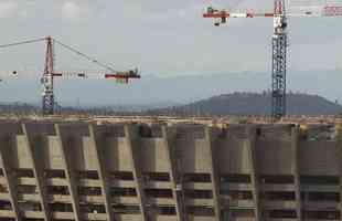 01/06/2012 - Panorama geral das obras de modernização do Mineirão. Operários trabalham intensamente na ampliação da cobertura e na montagem da esplanada, que abrigará novo estacionamento coberto.