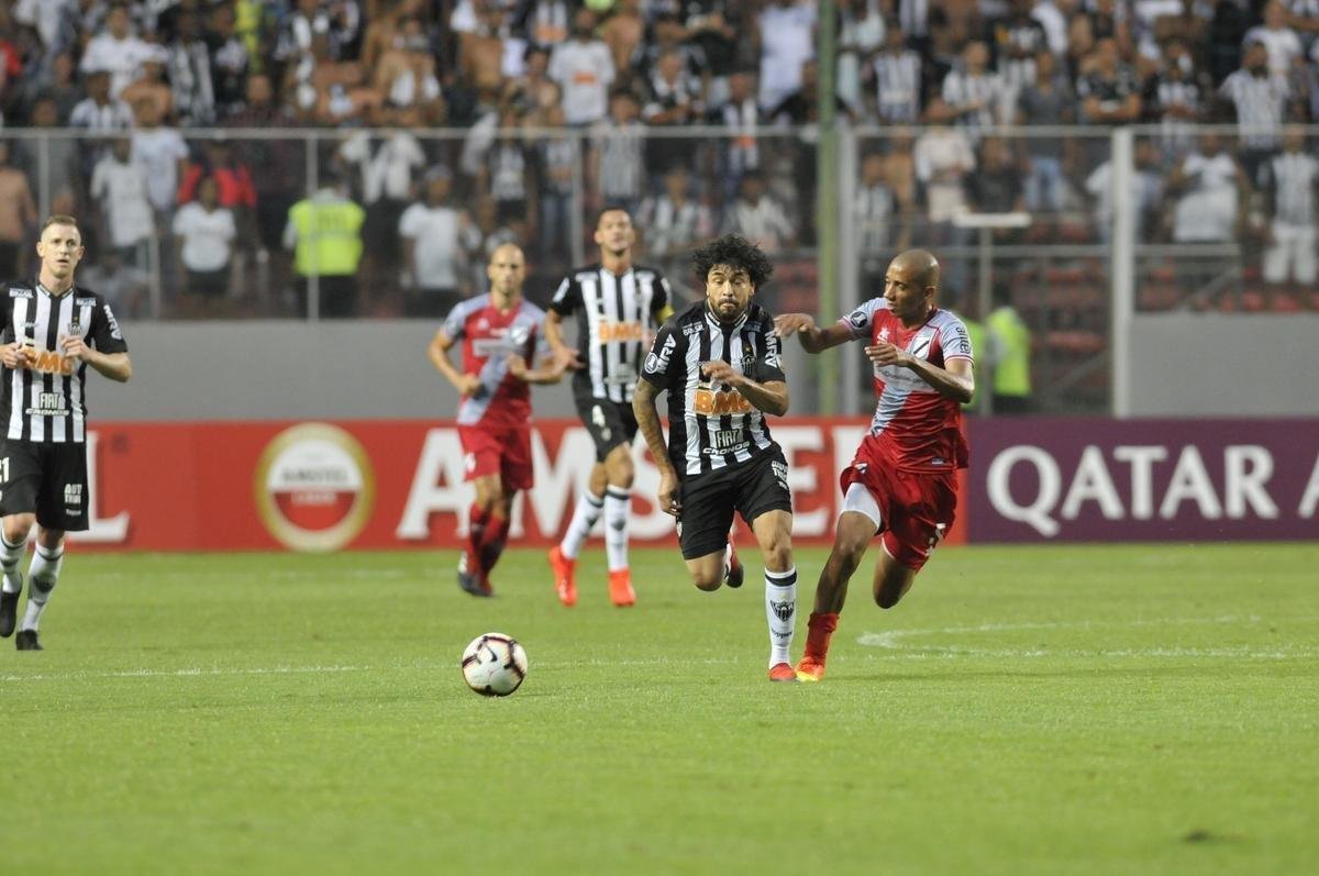 No primeiro tempo, Atltico abriu 3 a 1 no placar, com gols de Luan e Ricardo Oliveira (2)