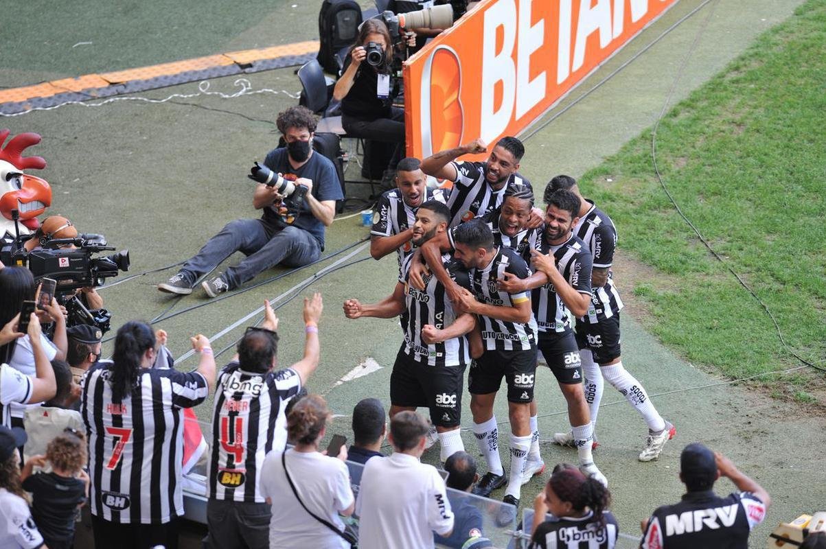 De falta: Hulk marcou golao e virou para o Atltico sobre o Fluminense