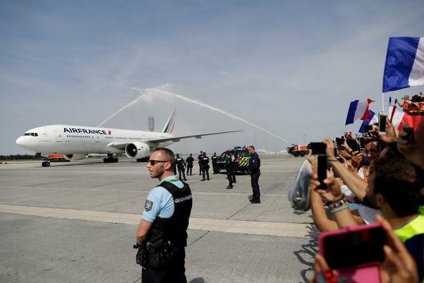 Aps conquistar o ttulo de campe do mundo, Seleo da Frana volta para casa e  recebida com festa no aeroporto de Paris
