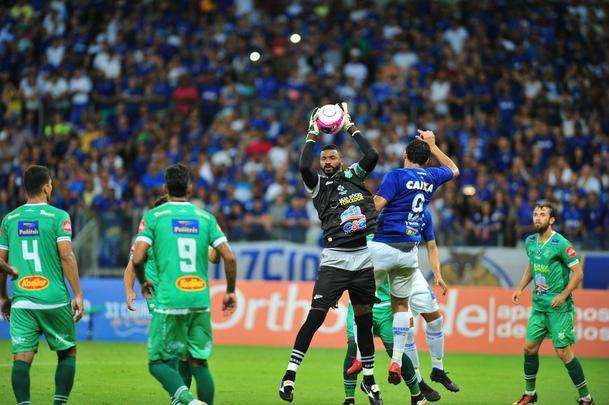 Rafinha entrou na etapa final, 'voou em campo' e marcou os dois gols que fecharam a vitria