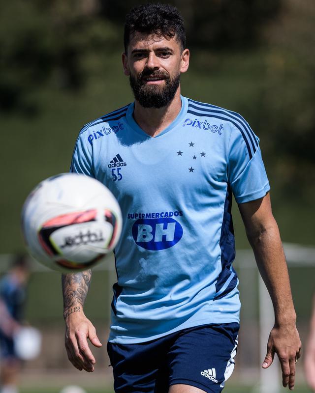 Fotos do treino do Cruzeiro nesta quinta-feira (4), na Toca da Raposa II, em Belo Horizonte. Time celeste enfrentar o Tombense no sbado, s 19h, no Mineiro, pela Srie B.