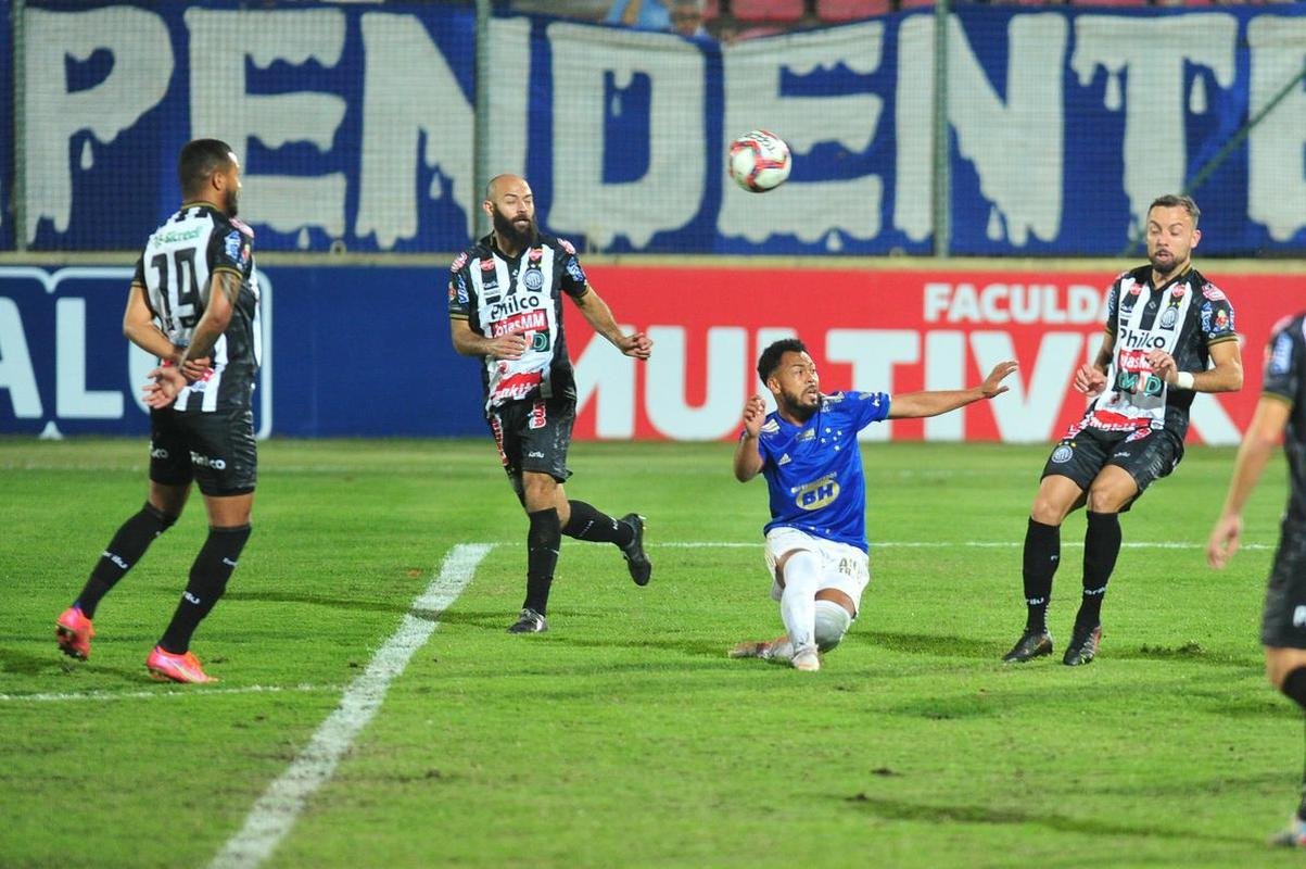 Imagens de Cruzeiro x Operrio, na Arena do Jacar, em Sete Lagoas, pela 24 rodada da Srie B